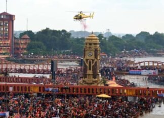 हरिद्वार में कांवड़ियों पर हेलीकॉप्टर से की गयी पुष्प वर्षा, भोले के जयकारों से गूंज उठी धर्मनगरी Helicopter showered flowers on Kanwariyas in Haridwar