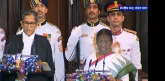 द्रौपदी मुर्मू बनीं देश की 15वीं राष्ट्रपति, CJI ने दिलाई शपथ, 25 जुलाई को राष्ट्रपति पद की शपथ लेने की शुरुआत 45 वर्ष पहले हुई, मुर्मू ने भी निभाई परंपरा Draupadi Murmu was sworn in by the CJI as the President of India