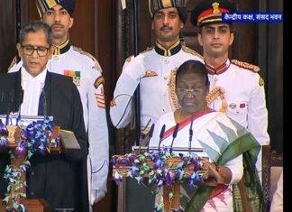 द्रौपदी मुर्मू बनीं देश की 15वीं राष्ट्रपति, CJI ने दिलाई शपथ, 25 जुलाई को राष्ट्रपति पद की शपथ लेने की शुरुआत 45 वर्ष पहले हुई, मुर्मू ने भी निभाई परंपरा Draupadi Murmu was sworn in by the CJI as the President of India