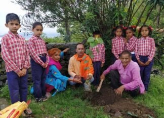 विद्यालय परिसर में पीपल का पेड़ रोपित कर बच्चों को दी इसके आध्यात्मिक एवं वैज्ञानिक महत्व की जानकारी