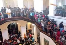 श्रीलंका में जनता का फूटा आक्रोश: प्रदर्शनकारियों ने राष्ट्रपति भवन पर किया कब्जा, राष्ट्रपति राजपक्षे आवास छोड़कर भागे Protesters occupied Rashtrapati Bhavan in Sri Lanka