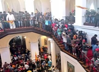 श्रीलंका में जनता का फूटा आक्रोश: प्रदर्शनकारियों ने राष्ट्रपति भवन पर किया कब्जा, राष्ट्रपति राजपक्षे आवास छोड़कर भागे Protesters occupied Rashtrapati Bhavan in Sri Lanka