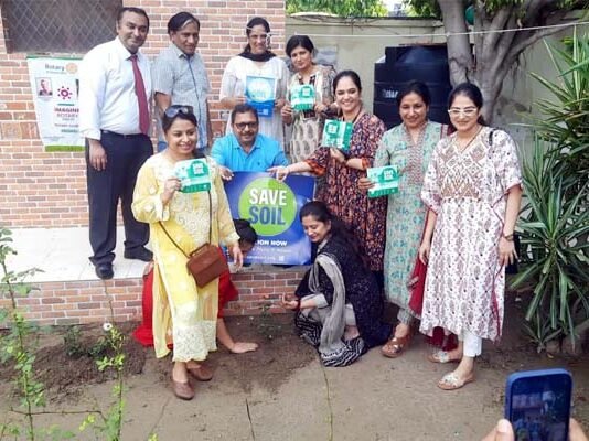 रोटरी क्लब वैशाली ने नोएडा के स्कूल में वृक्षारोपण कर दिया पर्यावरण संरक्षण का संदेश Rotary Club Vaishali