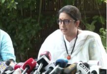 बेटी पर लगाए गए आरोपों के बाद भड़कीं केंद्रीय मंत्री स्मृति ईरानी ने कहा, मैं कांग्रेस से कोर्ट में जवाब मांगूंगी Union Minister Smriti Irani