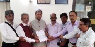 उत्तराखण्ड लोक-भाषा साहित्य मंच के प्रतिनिधि मण्डल ने गढ़वाल सांसद तीरथ सिंह रावत से मुलकात कर सौंपा ज्ञापन Uttarakhand Lok-Bhasha Sahitya Manch