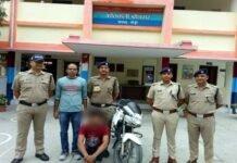 श्रीनगर गढ़वाल: चोरी की बाइक पर लड़की को भगाकर ले जाने वाले आरोपी मैकेनिक को पुलिस ने किया गिरफ्तार श्रीनगर से चोरी की बाइक पर लड़की को भगाकर ले जाने वाले आरोपी मैकेनिक गिरफ्तार