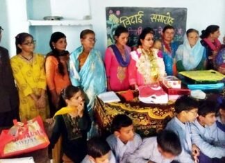 कन्या जू.हा.स्कूल पंचुर की विज्ञान शिक्षिका आशा नेगी को स्थानांतरण पर विद्यालय परिवार ने दी भावभीनी विदाई