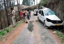 दुखद: पौड़ी गढ़वाल से देहरादून लौट रहे युवकों की कार दुर्घटनाग्रस्त, एक की मौत, दो घायल पौड़ी-डुंगरी मोटर मार्ग पर घोड़ीखाल के निकट इनोवा कार दुर्घटनाग्रस्त