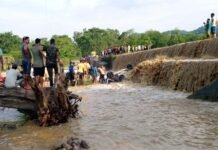 उत्तराखंड : नदी के तेज बहाव में बही पर्यटकों की कार, 9 लोगों की मौत car drift in the river-in-ramnagar-uttarakhand