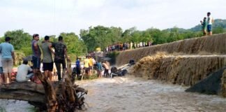 उत्तराखंड : नदी के तेज बहाव में बही पर्यटकों की कार, 9 लोगों की मौत car drift in the river-in-ramnagar-uttarakhand