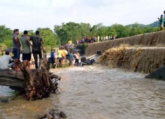उत्तराखंड : नदी के तेज बहाव में बही पर्यटकों की कार, 9 लोगों की मौत car drift in the river-in-ramnagar-uttarakhand