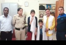 पौड़ी पुलिस ने घर से स्कूल के लिए निकली दो लापता बच्चियों को सकुशल बरामद कर किया परिजनों के सुपुर्द Pauri police handed over two missing girls to their families
