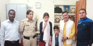 पौड़ी पुलिस ने घर से स्कूल के लिए निकली दो लापता बच्चियों को सकुशल बरामद कर किया परिजनों के सुपुर्द Pauri police handed over two missing girls to their families