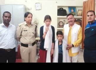 पौड़ी पुलिस ने घर से स्कूल के लिए निकली दो लापता बच्चियों को सकुशल बरामद कर किया परिजनों के सुपुर्द Pauri police handed over two missing girls to their families