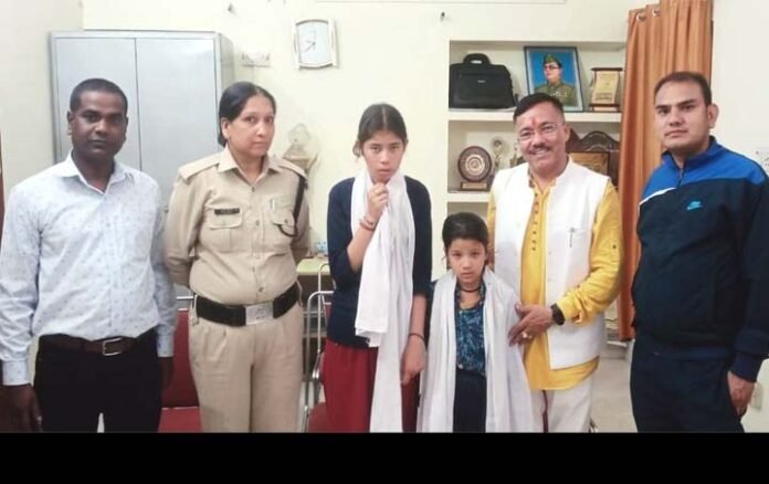 Pauri police handed over two missing girls to their families