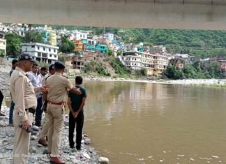 सतपुली नयार नदी में नहाने गया युवक डूबा, पुलिस व एसडीआरएफ द्वारा तलाश जारी सतपुली नयार नदी में नहाने गया युवक डूबा