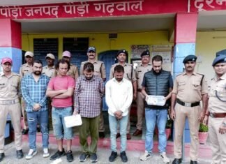 पौड़ी पुलिस को मिली बड़ी कामयाबी, 2003 कनस्तर अवैध लीसा के साथ 05 शातिर तस्करों को किया गिरफ्तार smugglers with illegal Lisa