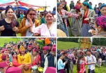 बटर फेस्टिवल: उत्तराखंड का प्रसिद्ध अंढूड़ी त्यौहार, दयारा बुग्याल में पर्यटकों ने स्थानीय लोगों के साथ खेली मक्खन, मट्ठे की होली Butter Festival, Daira Bugyal