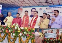 मुख्यमंत्री धामी ने दुग्ध उत्पादकों को वितरित की 22 करोड़ की धनराशि, 26 सर्वश्रेष्ठ दुग्ध उत्पादकों को किया पुरस्कृत CM Dhami distributed 22 crores to milk producers