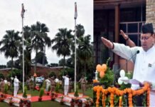 सीएम धामी ने स्वतंत्रता की 75वीं वर्षगांठ पर मुख्यमंत्री आवास में किया ध्वजारोहण, प्रदेशवासियों को दी स्वतंत्रता दिवस की शुभकामनाएं CM Dhami hoisted the flag