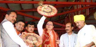 चंपावत के प्रसिद्ध देवीधुरा बग्वाल मेले में पहुंचे सीएम धामी, पाषाण युद्ध के बने साक्षी Devidhura Bagwal fair Champawat