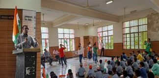 गौतमबुद्ध बालक इंटर कॉलेज में भी ध्वजारोहण कार्यक्रम आयोजित Gautam Buddha Balak Inter College