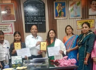 जीजीआईसी द्वाराहाट की मेधावी छात्रा मनीषा और शिक्षिका सोनिका नेगी को किया सम्मानित
