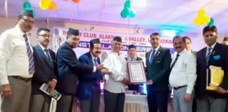 लोक गायक नरेंद्र सिंह नेगी को लाइफटाइम अचीवमेंट अवॉर्ड देकर किया सम्मानित Narendra Singh Negi honored with Lifetime Achievement Award