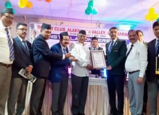 लोक गायक नरेंद्र सिंह नेगी को लाइफटाइम अचीवमेंट अवॉर्ड देकर किया सम्मानित Narendra Singh Negi honored with Lifetime Achievement Award