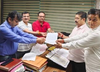 13 साल बाद प्लॉट पर पजेशन मिलने से आवंटियों के खिले चेहरे, ग्रेनो प्राधिकरण के सीईओ व एसीईओ का जताया आभार Possession on plot after 13 years