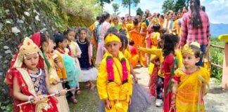 सरस्वती विद्या मंदिर में कृष्ण जन्माष्टमी महोत्सव की पूर्व संध्या पर आयोजित कार्यक्रम में नन्हे-मुन्ने बच्चों ने दी मनमोहक प्रस्तुतियां