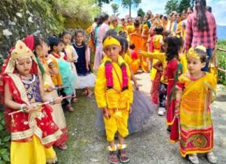 सरस्वती विद्या मंदिर में कृष्ण जन्माष्टमी महोत्सव की पूर्व संध्या पर आयोजित कार्यक्रम में नन्हे-मुन्ने बच्चों ने दी मनमोहक प्रस्तुतियां
