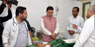 सितारगंज सड़क हादसा मामला, सीएम धामी ने सुशीला तिवारी अस्पताल जाकर जाना घायलों का हाल