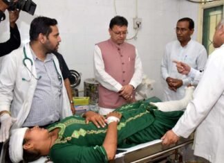 सितारगंज सड़क हादसा मामला, सीएम धामी ने सुशीला तिवारी अस्पताल जाकर जाना घायलों का हाल