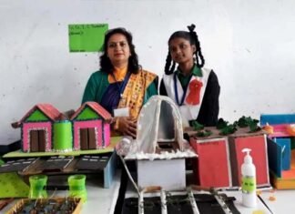 बाल वैज्ञानिक मनीषा का विज्ञान मॉडल NCERT दिल्ली द्वारा राष्ट्रीय स्तर पर प्रदर्शित होने पर छात्रा एवं मार्गदर्शक शिक्षिका हुई सम्मानित Science model of child scientist Manisha