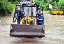 उत्तराखंड में मूसलाधार बारिश ने मैदान से लेकर पहाड़ तक मचाया हाहाकार, बादल फटने से आपदा जैसे हालत, मुख्यमंत्री धामी बुलडोजर पर पहुंचे आपदाग्रस्त क्षेत्र