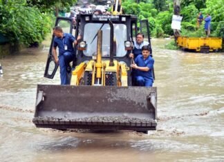 उत्तराखंड में मूसलाधार बारिश ने मैदान से लेकर पहाड़ तक मचाया हाहाकार, बादल फटने से आपदा जैसे हालत, मुख्यमंत्री धामी बुलडोजर पर पहुंचे आपदाग्रस्त क्षेत्र