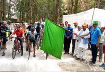 हर घर तिरंगा अभियान को सफल बनाने के लिए पौड़ी में निकाली गई साइकिल रैली, स्थानीय विधायक व जिलाधिकारी ने हरी झंडी दिखाकर किया रवाना