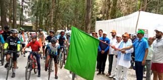 हर घर तिरंगा अभियान को सफल बनाने के लिए पौड़ी में निकाली गई साइकिल रैली, स्थानीय विधायक व जिलाधिकारी ने हरी झंडी दिखाकर किया रवाना