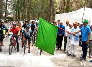 हर घर तिरंगा अभियान को सफल बनाने के लिए पौड़ी में निकाली गई साइकिल रैली, स्थानीय विधायक व जिलाधिकारी ने हरी झंडी दिखाकर किया रवाना