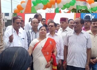 हर्षोल्लास के साथ तिरंगे को दी सलामी, अबाल वृद्ध हुए आजादी के अमृत महोत्सव में शामिल