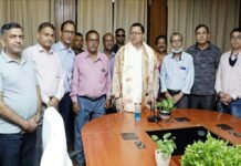 सामाजिक संस्था डोटलगांव सेवा समिति के सदस्यों ने मुख्यमंत्री धामी से भेंट कर गांव की मूलभूत समस्याओं से अवगत कराया