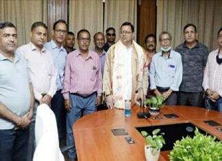 सामाजिक संस्था डोटलगांव सेवा समिति के सदस्यों ने मुख्यमंत्री धामी से भेंट कर गांव की मूलभूत समस्याओं से अवगत कराया