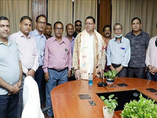 सामाजिक संस्था डोटलगांव सेवा समिति के सदस्यों ने मुख्यमंत्री धामी से भेंट कर गांव की मूलभूत समस्याओं से अवगत कराया