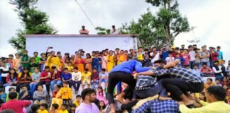 राजेश्वरी मंदिर परिसर घंडियाल में मटकी फोड़ने को लेकर पहुंची गोपालों की टोलियां, बच्चों ने बाजार में निकाली वासुदेव कृष्ण बलराम राधा और रुकमणी की झांकियां Groups of Gopals reached to burst the pot in Rajeshwari temple Ghandiyal