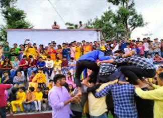 राजेश्वरी मंदिर परिसर घंडियाल में मटकी फोड़ने को लेकर पहुंची गोपालों की टोलियां, बच्चों ने बाजार में निकाली वासुदेव कृष्ण बलराम राधा और रुकमणी की झांकियां Groups of Gopals reached to burst the pot in Rajeshwari temple Ghandiyal