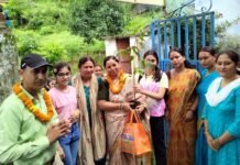 डांगी विद्यालय के व्यायाम शिक्षक उमेश चंद्र को स्थानांतरण पर विद्यालय परिवार ने दी भावभीनी विदाई