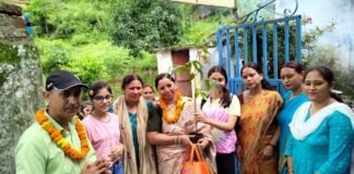 डांगी विद्यालय के व्यायाम शिक्षक उमेश चंद्र को स्थानांतरण पर विद्यालय परिवार ने दी भावभीनी विदाई