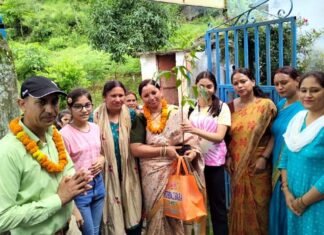 डांगी विद्यालय के व्यायाम शिक्षक उमेश चंद्र को स्थानांतरण पर विद्यालय परिवार ने दी भावभीनी विदाई