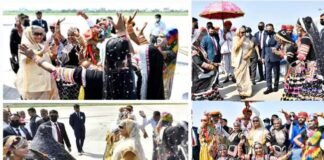 मेहमाननवाजी से हुईं खुश : एयरपोर्ट पर स्वागत करने आए कलाकारों के साथ बांग्लादेश की पीएम शेख हसीना ने भी किया डांस एयरपोर्ट पर स्वागत करने आए कलाकारों के साथ